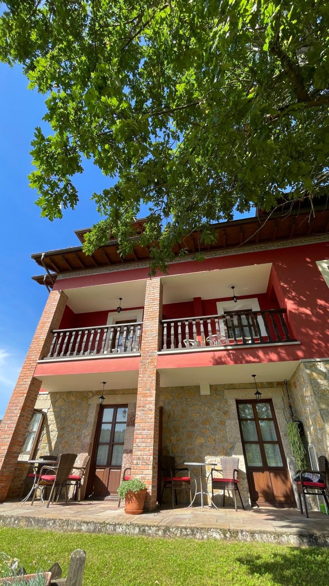 Apartamentos El Picoretu Mestas De Con Buitenkant foto