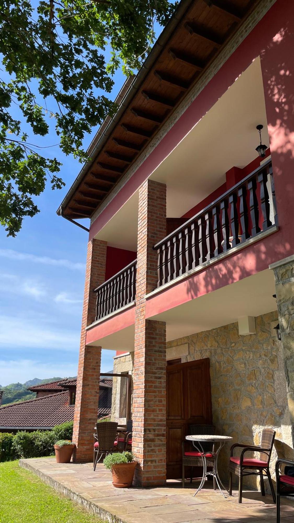 Apartamentos El Picoretu Mestas De Con Buitenkant foto